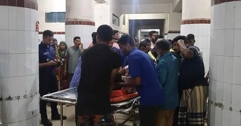 দুর্ঘটনায় আহতদের হাসপাতালে ভর্তি করা হয়েছে